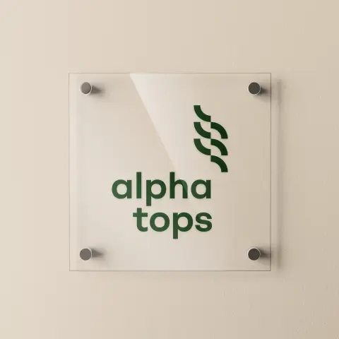 Logo de Alpha Tops utilisé sur une plaque de porte transparente en acrylique.