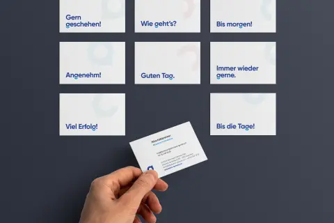 Identité visuelle de l'Institut Allemand Genève utilisée sur les cartes de visite de l'équipe, où le symbole du logo est détourné pour créer des messages ludiques en allemand